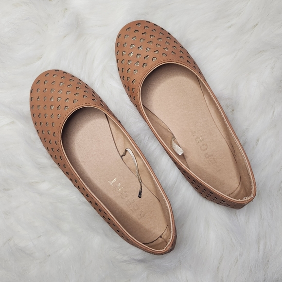 Girls Heart Cutout Flats (size 1) - Picture 6 of 9